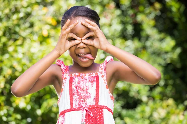 Une petite fille qui fait des grimaces — Photo