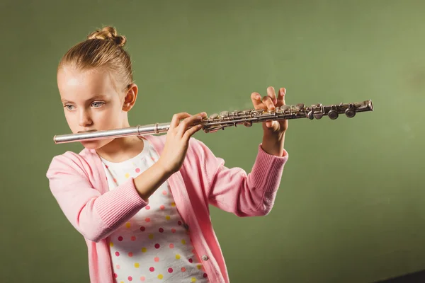 Menina tocando a flauta — Fotografia de Stock