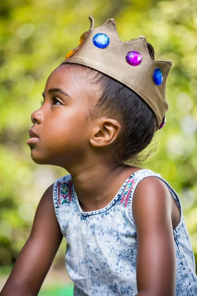 女孩穿着国王皇冠 — 图库照片