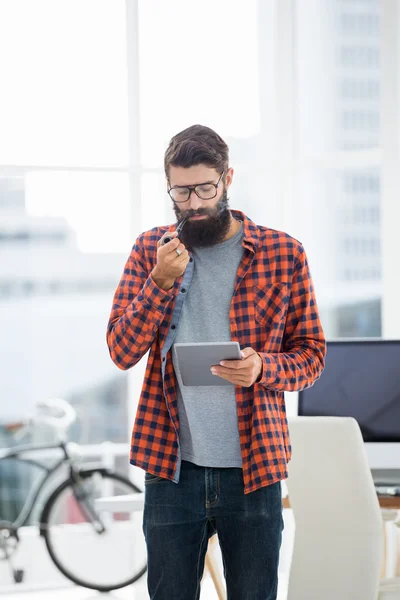 Hipster using tablet while standing — Stock Photo, Image