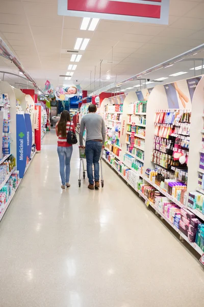 Casal fazendo suas compras — Fotografia de Stock