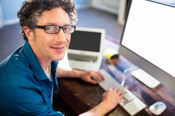 Lachende zakenman werken op de computer — Stockfoto