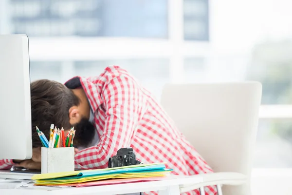 Hipster man sitting at computer desk is tired — Stock Photo, Image