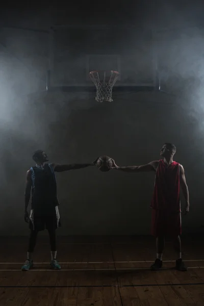 Due giocatori di basket in possesso di un singolo pallacanestro — Foto Stock