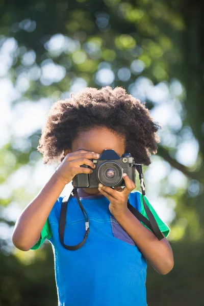 Boy is het nemen van foto 's — Stockfoto