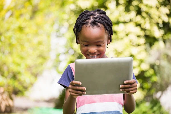 Un niño está usando una tableta — Foto de Stock