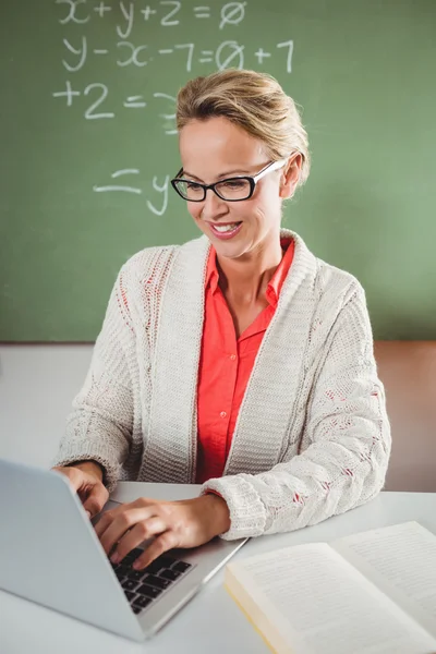 Teacher using a laptop — Stock Photo, Image