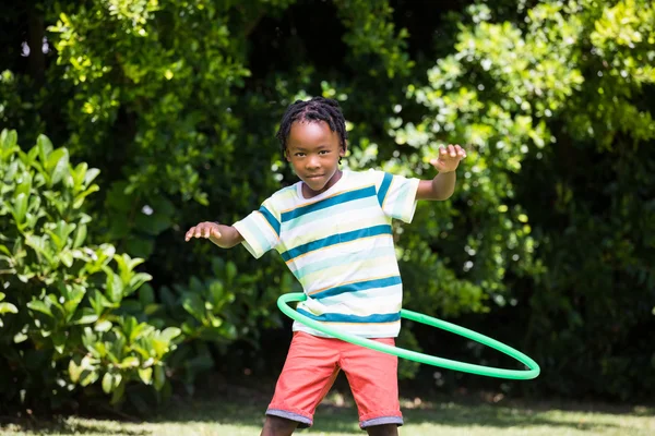 Un niño jugando con un aro — Foto de Stock
