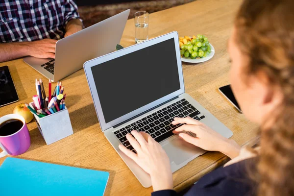 Mulher de negócios que trabalha na mesa do computador — Fotografia de Stock