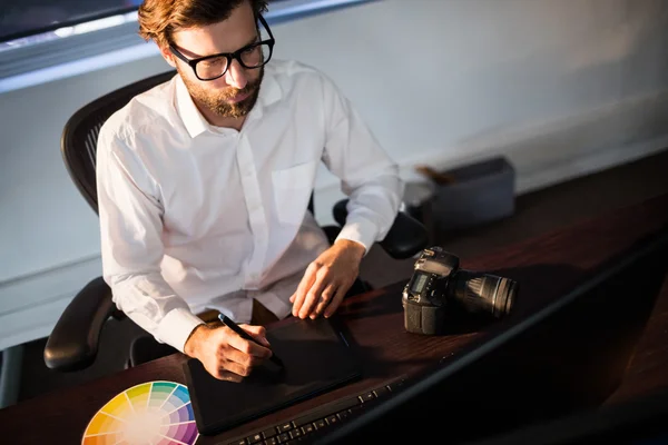 Businessman working with a tablet — Stock Photo, Image