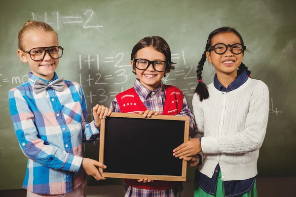 Kinder in der Hand einer Tafel — Stockfoto