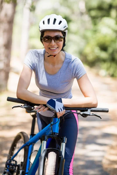 Vrouw die lacht en poseren met haar fiets — Stockfoto