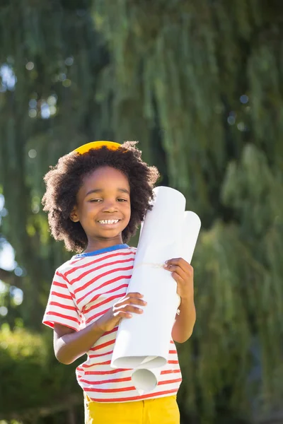 Sonriente chico holding plan — Foto de Stock