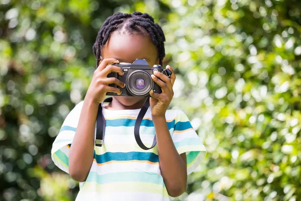 Ett barn tar bilder — Stockfoto
