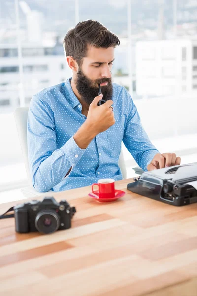 Hipster utilisant une machine à écrire — Photo