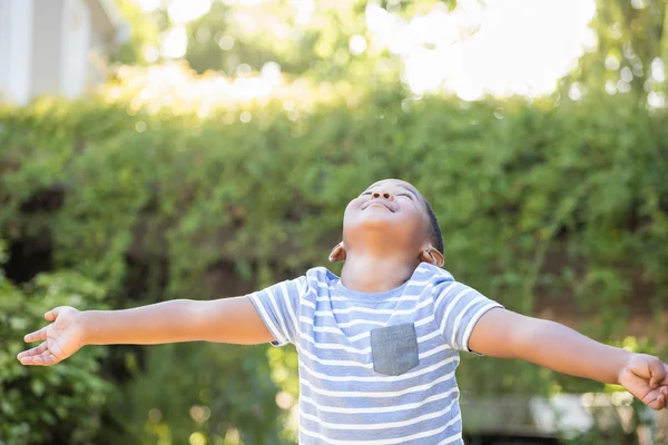 Ein Kind schaut in den Himmel — Stockfoto