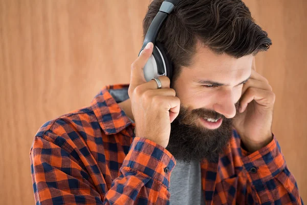 Hipster listening to music — стоковое фото