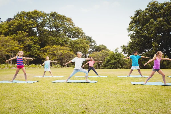 Gruppo di bambini che fanno yoga — Foto Stock