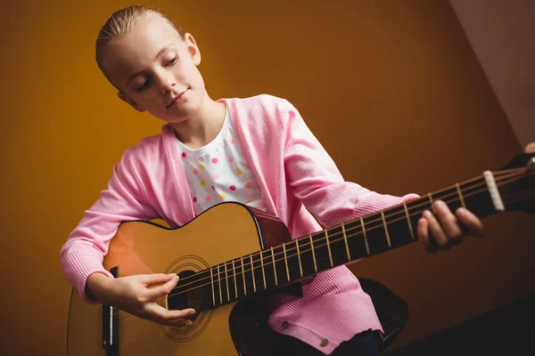 Meisje dat gitaar speelt — Stockfoto
