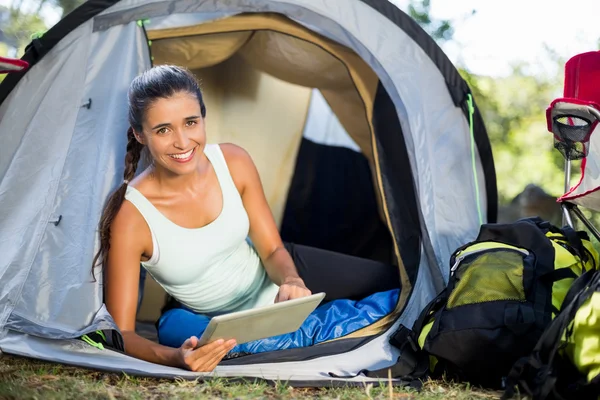 Femme souriante et utilisant un comprimé — Photo