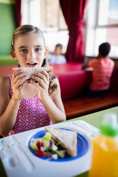 Bambino che mangia alla mensa — Foto Stock