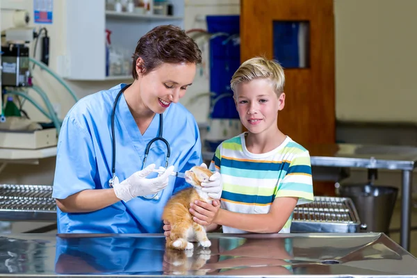 小さな男の子と子猫を調べる女性獣医 — ストック写真