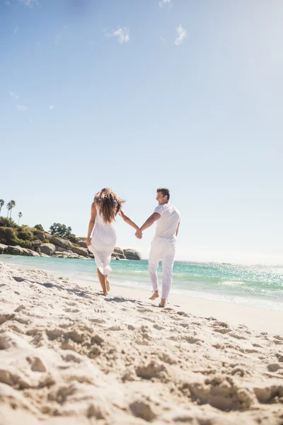 Achteraanzicht van paar hand in hand — Stockfoto