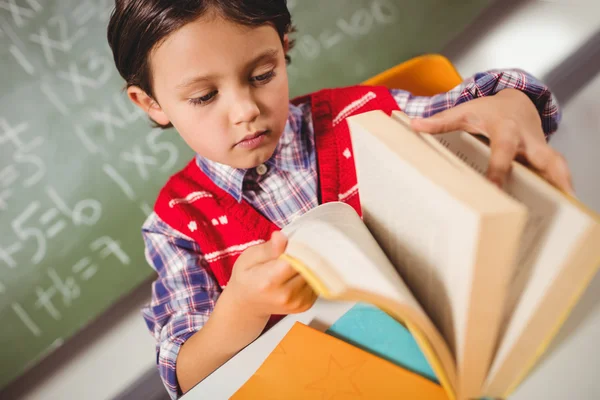 Ein kleiner Junge liest ein Buch — Stockfoto