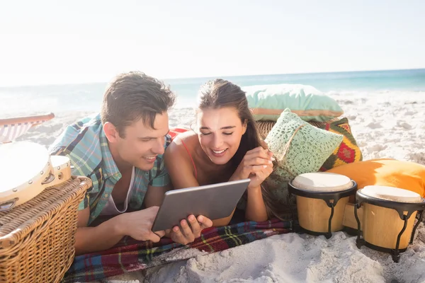 Freunde lügen und suchen ein Tablet — Stockfoto