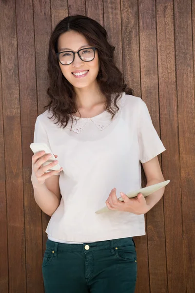 Eine Geschäftsfrau steht — Stockfoto