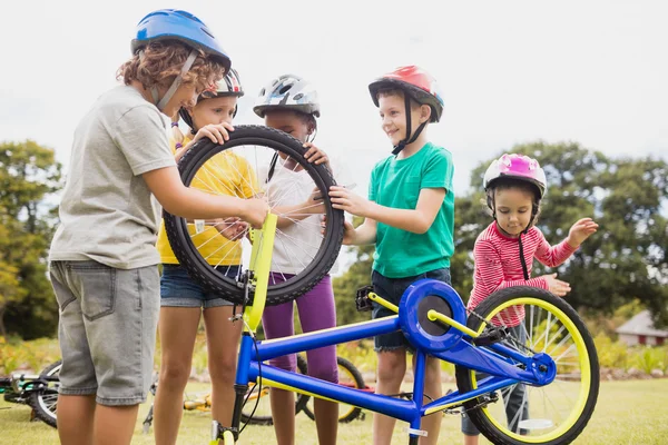 Enfants portant un casque et touchant vélo — Photo