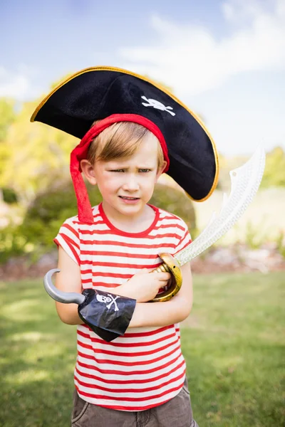 Portrait de garçon mignon prétendant être un pirate — Photo
