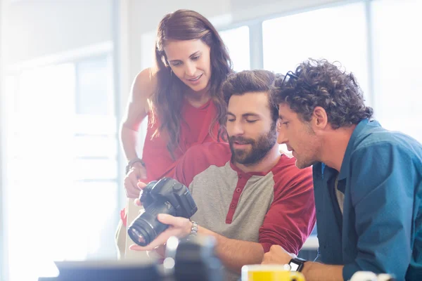 Kollegen arbeiten zusammen — Stockfoto