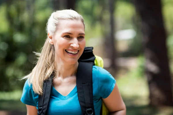 Retrato de una mujer sonriendo con una mochila — Foto de Stock