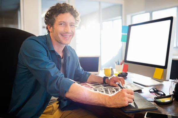 Casual businessman posing — Stock Photo, Image