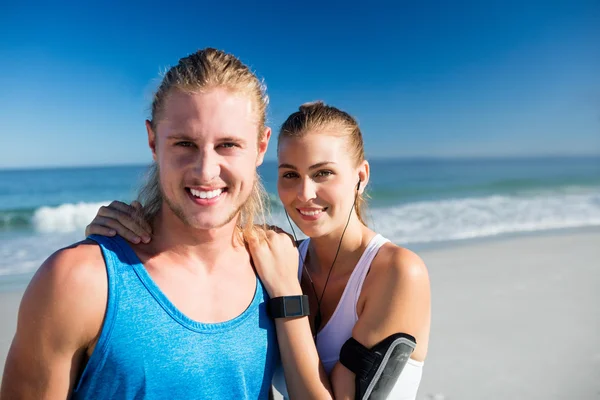 Par stående på stranden — Stockfoto