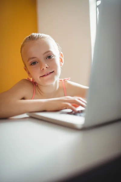 Leuk meisje te kijken naar de camera — Stockfoto