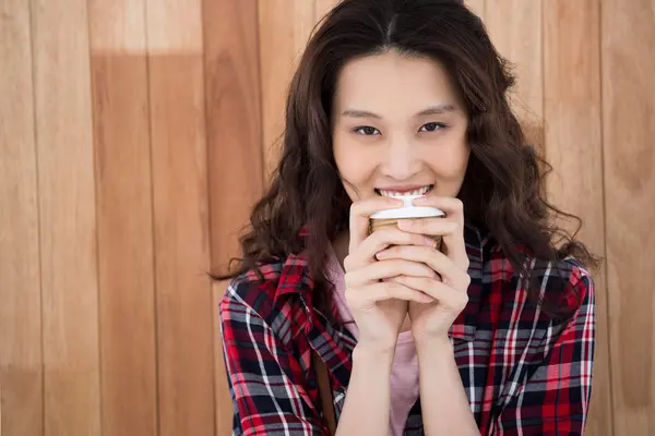 Hipster con in mano una tazza di caffè — Foto Stock