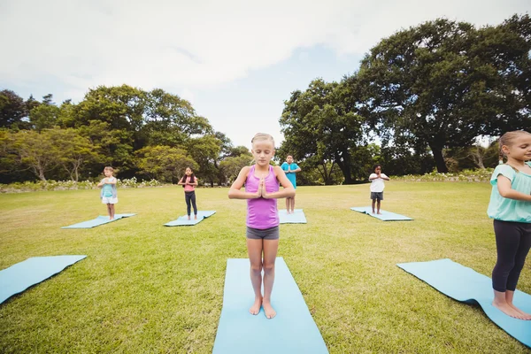 Gruppo di bambini che fanno yoga — Foto Stock