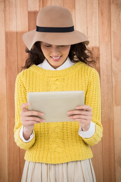 Hipster met behulp van een Tablet PC — Stockfoto