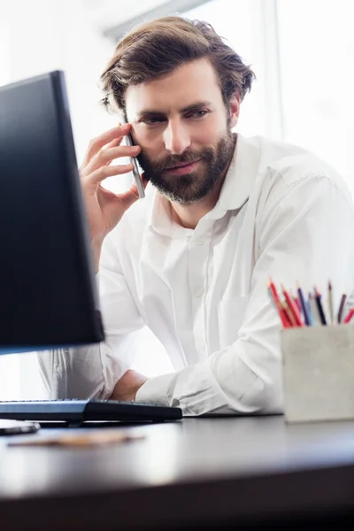 Un hombre pasando una llamada frente a este escritorio en la oficina —  Fotos de Stock