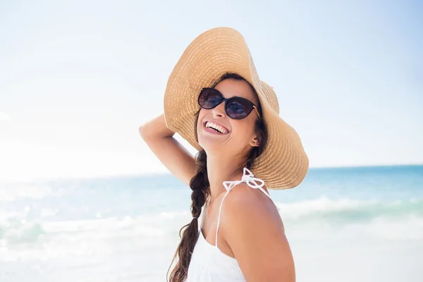 Porträtt av leende kvinna på stranden — Stockfoto