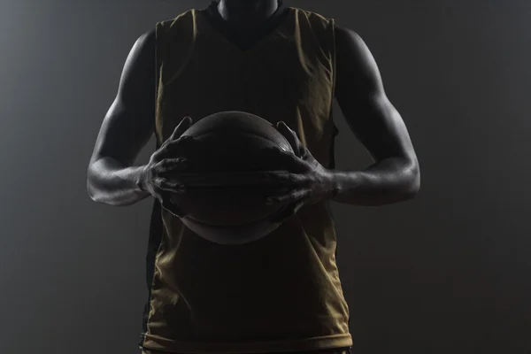 Fechar em jogador de basquete segurando uma bola — Fotografia de Stock