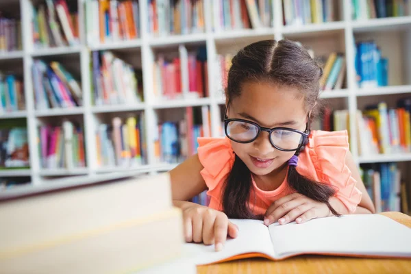 Liten flicka läser en bok — Stockfoto