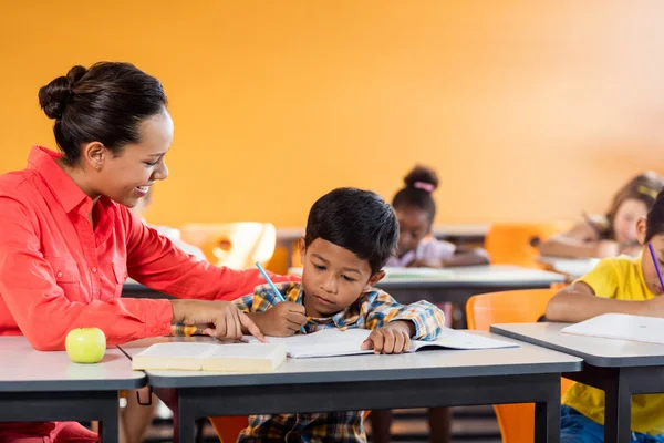 Teacher giving lesson to her students — Stock Photo, Image