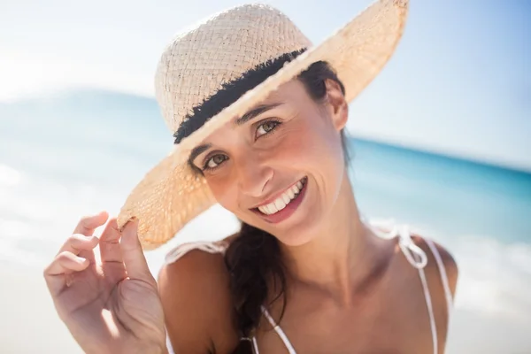 Femme heureuse posant sur la plage — Photo