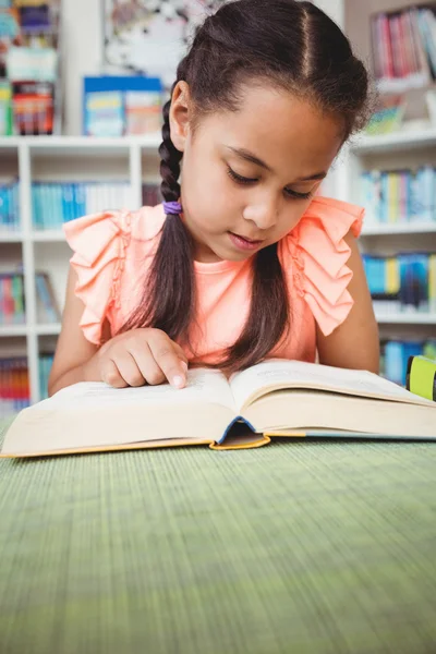 Nahaufnahme eines kleinen Mädchens beim Lesen eines Buches — Stockfoto