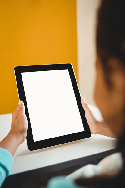 Achteraanzicht van een meisje met een tablet — Stockfoto