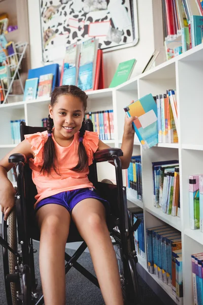 Ragazza seduta su una sedia a rotelle — Foto Stock