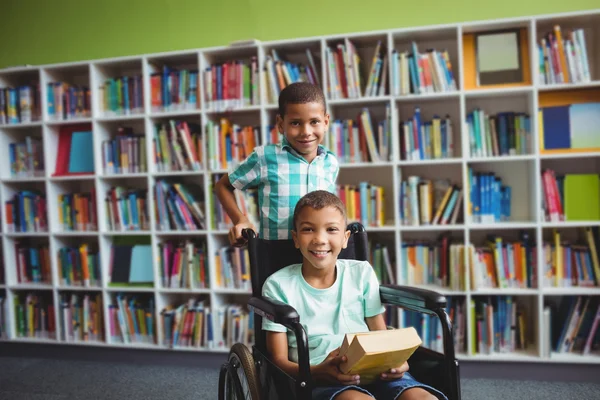 Meninos segurando livros — Fotografia de Stock